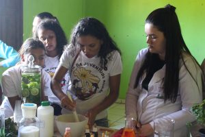 Professores- e- alunos- do- curso- de -Farmácia -do -CESMAC -realizam- ação -extensionista- em- Comunidade- Quilombolas -de -Água Branca- (34)