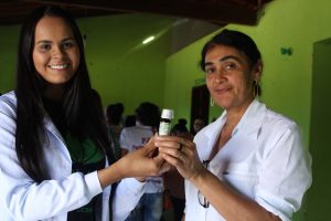 Professores- e- alunos- do- curso- de -Farmácia -do -CESMAC -realizam- ação -extensionista- em- Comunidade- Quilombolas -de -Água Branca- (34)