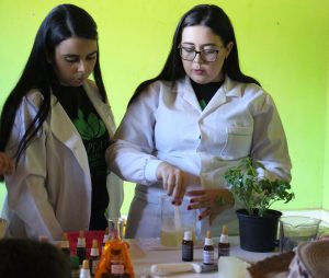 Professores- e- alunos- do- curso- de -Farmácia -do -CESMAC -realizam- ação -extensionista- em- Comunidade- Quilombolas -de -Água Branca- (34)