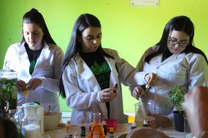 Professores- e- alunos- do- curso- de -Farmácia -do -CESMAC -realizam- ação -extensionista- em- Comunidade- Quilombolas -de -Água Branca- (34)