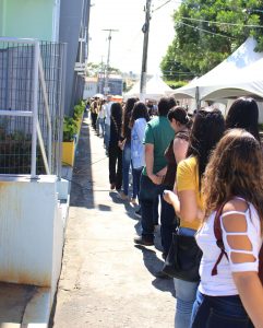 Feira- Cultural- CESMAC- na- Rua- promove- Abraço- Amigo-no -Setembro- Amarelo-(6)