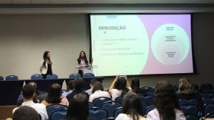 Estado- atual- da- cirurgia- robótica- no- Brasil- é- tema- da- abertura- do -Congresso- Acadêmico- de- Medicina- do -CESMAC-(77)