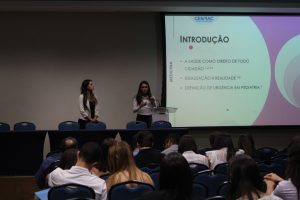 Estado- atual- da- cirurgia- robótica- no- Brasil- é- tema- da- abertura- do -Congresso- Acadêmico- de- Medicina- do -CESMAC-(77)