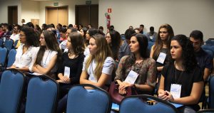 Estado- atual- da- cirurgia- robótica- no- Brasil- é- tema- da- abertura- do -Congresso- Acadêmico- de- Medicina- do -CESMAC-(77)