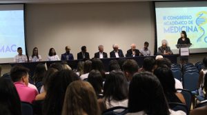 Estado- atual- da- cirurgia- robótica- no- Brasil- é- tema- da- abertura- do -Congresso- Acadêmico- de- Medicina- do -CESMAC-(77)