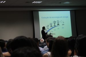 Estado- atual- da- cirurgia- robótica- no- Brasil- é- tema- da- abertura- do -Congresso- Acadêmico- de- Medicina- do -CESMAC-(77)