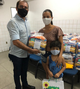 CESMAC- entrega- cestas- básicas- e- brinquedos- para- crianças -do -Projeto- Crescer-(14)