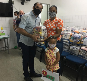 CESMAC- entrega- cestas- básicas- e- brinquedos- para- crianças -do -Projeto- Crescer-(14)