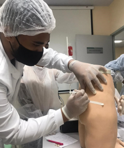 Treinamento- amplia- prática- de- injetáveis- em- estudo- desenvolvido- no- CPC-HCAL- com- o -curso- de- Farmácia- (3)