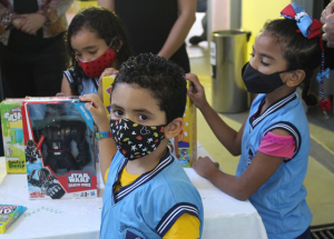 CBIOSS- Cesmac- entrega- doações- recebidas- de- premiação- no- concurso- Coleta- de- Brinquedos- Recicláveis- ao- Projeto- Crescer- (21)
