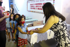 CBIOSS- Cesmac- entrega- doações- recebidas- de- premiação- no- concurso- Coleta- de- Brinquedos- Recicláveis- ao- Projeto- Crescer- (21)