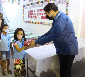 CBIOSS- Cesmac- entrega- doações- recebidas- de- premiação- no- concurso- Coleta- de- Brinquedos- Recicláveis- ao- Projeto- Crescer- (21)