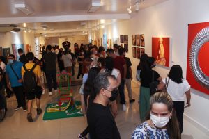 CAPA_Vernissage- da- Exposição- RetroExpectativas- recebe -artistas, convidados -e- acadêmicos- na- Galeria- Cesmac- de- Arte- Fernando- Lopes-(64)