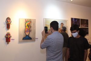 CAPA_Vernissage- da- Exposição- RetroExpectativas- recebe -artistas, convidados -e- acadêmicos- na- Galeria- Cesmac- de- Arte- Fernando- Lopes-(64)