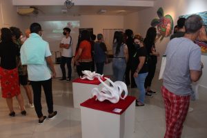 CAPA_Vernissage- da- Exposição- RetroExpectativas- recebe -artistas, convidados -e- acadêmicos- na- Galeria- Cesmac- de- Arte- Fernando- Lopes-(64)