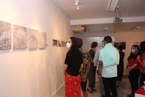 CAPA_Vernissage- da- Exposição- RetroExpectativas- recebe -artistas, convidados -e- acadêmicos- na- Galeria- Cesmac- de- Arte- Fernando- Lopes-(64)
