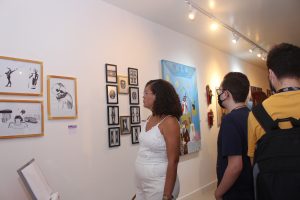 CAPA_Vernissage- da- Exposição- RetroExpectativas- recebe -artistas, convidados -e- acadêmicos- na- Galeria- Cesmac- de- Arte- Fernando- Lopes-(64)