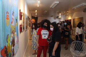 CAPA_Vernissage- da- Exposição- RetroExpectativas- recebe -artistas, convidados -e- acadêmicos- na- Galeria- Cesmac- de- Arte- Fernando- Lopes-(64)