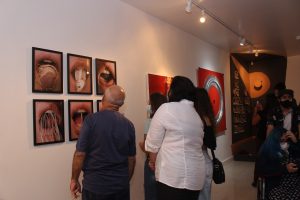 CAPA_Vernissage- da- Exposição- RetroExpectativas- recebe -artistas, convidados -e- acadêmicos- na- Galeria- Cesmac- de- Arte- Fernando- Lopes-(64)