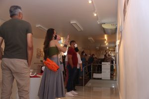 CAPA_Vernissage- da- Exposição- RetroExpectativas- recebe -artistas, convidados -e- acadêmicos- na- Galeria- Cesmac- de- Arte- Fernando- Lopes-(64)