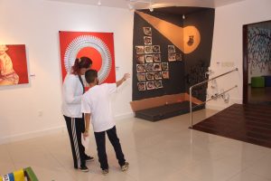 ABERTURA_Escolas- visitam- Exposição -RetroExpectativas- na- Galeria -Cesmac -de- Arte- Fernando- Lopes- (01)