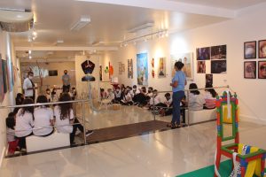 ABERTURA_Escolas- visitam- Exposição -RetroExpectativas- na- Galeria -Cesmac -de- Arte- Fernando- Lopes- (01)
