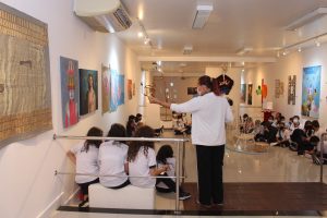 ABERTURA_Escolas- visitam- Exposição -RetroExpectativas- na- Galeria -Cesmac -de- Arte- Fernando- Lopes- (01)