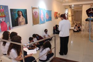 ABERTURA_Escolas- visitam- Exposição -RetroExpectativas- na- Galeria -Cesmac -de- Arte- Fernando- Lopes- (01)