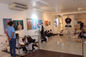 ABERTURA_Escolas- visitam- Exposição -RetroExpectativas- na- Galeria -Cesmac -de- Arte- Fernando- Lopes- (01)