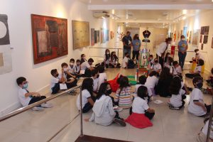 ABERTURA_Escolas- visitam- Exposição -RetroExpectativas- na- Galeria -Cesmac -de- Arte- Fernando- Lopes- (01)