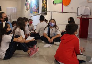 ABERTURA_Escolas- visitam- Exposição -RetroExpectativas- na- Galeria -Cesmac -de- Arte- Fernando- Lopes- (01)