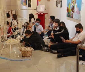 ABERTURA_Escolas- visitam- Exposição -RetroExpectativas- na- Galeria -Cesmac -de- Arte- Fernando- Lopes- (01)
