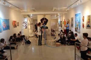 ABERTURA_Escolas- visitam- Exposição -RetroExpectativas- na- Galeria -Cesmac -de- Arte- Fernando- Lopes- (01)