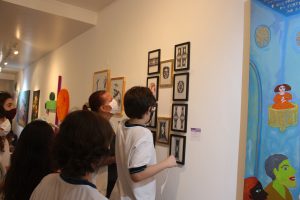 ABERTURA_Escolas- visitam- Exposição -RetroExpectativas- na- Galeria -Cesmac -de- Arte- Fernando- Lopes- (01)