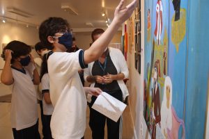ABERTURA_Escolas- visitam- Exposição -RetroExpectativas- na- Galeria -Cesmac -de- Arte- Fernando- Lopes- (01)