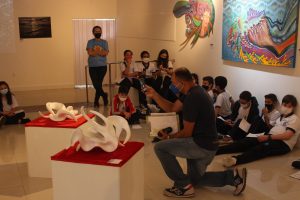 ABERTURA_Escolas- visitam- Exposição -RetroExpectativas- na- Galeria -Cesmac -de- Arte- Fernando- Lopes- (01)