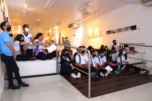 ABERTURA_Escolas- visitam- Exposição -RetroExpectativas- na- Galeria -Cesmac -de- Arte- Fernando- Lopes- (01)