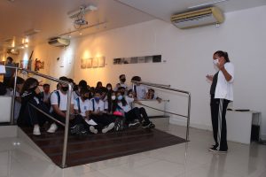 ABERTURA_Escolas- visitam- Exposição -RetroExpectativas- na- Galeria -Cesmac -de- Arte- Fernando- Lopes- (01)