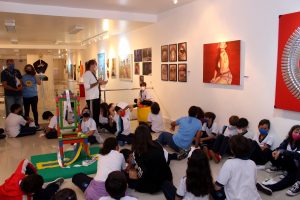 ABERTURA_Escolas- visitam- Exposição -RetroExpectativas- na- Galeria -Cesmac -de- Arte- Fernando- Lopes- (01)