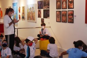 ABERTURA_Escolas- visitam- Exposição -RetroExpectativas- na- Galeria -Cesmac -de- Arte- Fernando- Lopes- (01)
