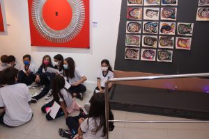 ABERTURA_Escolas- visitam- Exposição -RetroExpectativas- na- Galeria -Cesmac -de- Arte- Fernando- Lopes- (01)