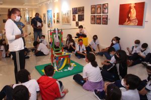 ABERTURA_Escolas- visitam- Exposição -RetroExpectativas- na- Galeria -Cesmac -de- Arte- Fernando- Lopes- (01)