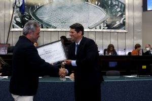 Cesmac- recebe- homenagem- da- ALE- com- Comenda- de- Mérito- Legislativo- Tavares- Bastos- (2)