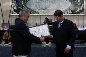 Cesmac- recebe- homenagem- da- ALE- com- Comenda- de- Mérito- Legislativo- Tavares- Bastos- (2)