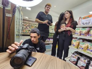 Curso de Design realiza atividade prática sobre Fotografia de Still