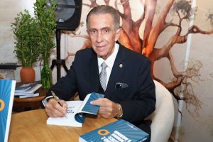 Lançamento do livro do Desembargador Orlando Rocha é prestigiado na Bienal do Livro de Alagoas