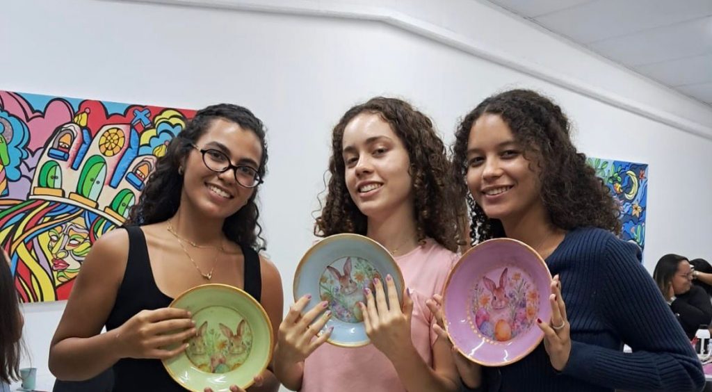 Oficina de decoupage em pratos promove criatividade e aprendizado prático no Cesmac com temática de Páscoa