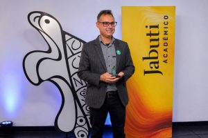 Professor do Cesmac, Fábio Lins, vence o Prêmio Jabuti Acadêmico 2026