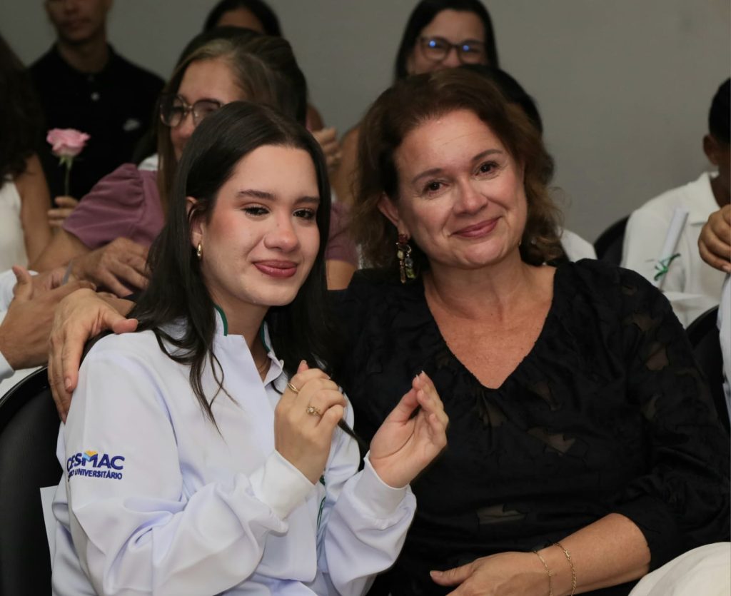 Entre a emoção e o compromisso com o cuidado, novos estudantes de Fisioterapia do Cesmac vestem o primeiro jaleco