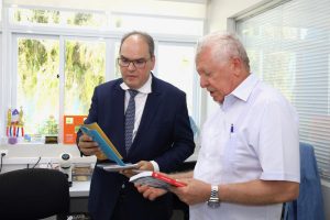 Cesmac reconhece trajetória e contribuição do médico Antônio Alício para a formação de novos profissionais